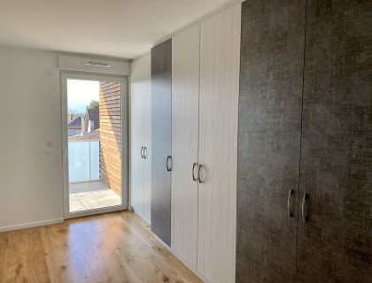 Armoires dressing dans une chambre de la résidence