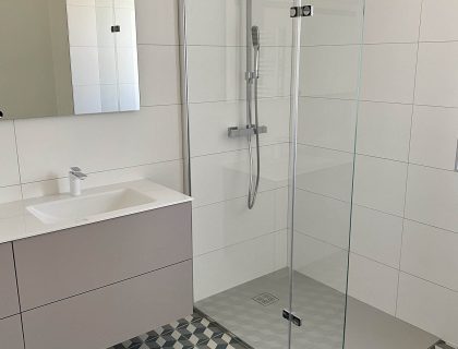 Salle de bain de l'appartement neuf à Sausheim