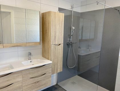 Salle de bain avec douche italienne